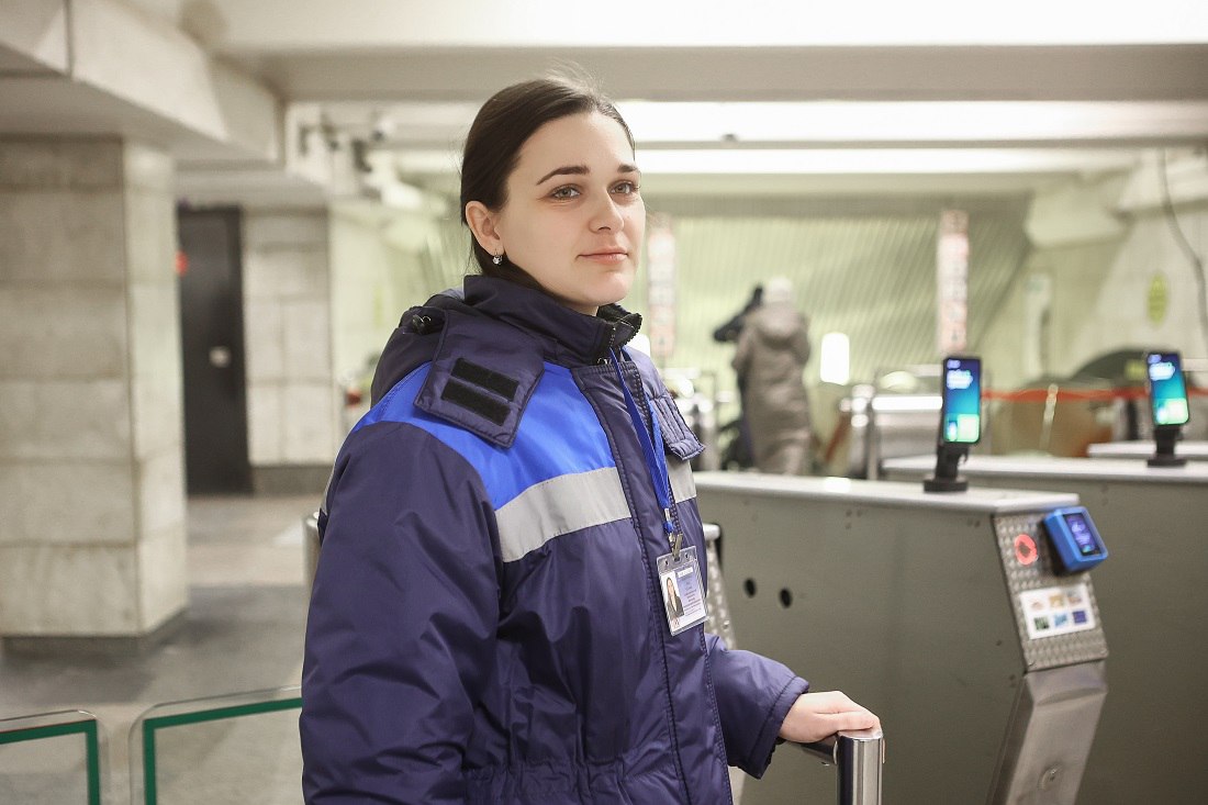 Босиком в метро проходить нельзя — контролёр Анна Невзорова Босиком в метро проходить нельзя — контролёр Анна Невзорова