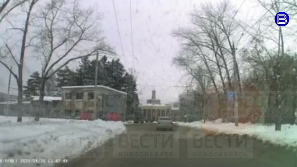 Кто виноват?. Подписчик «Вести Новосибирск» прислал нам в редакцию момент ДТП, снятый автомобильным регистратором его дочери, которая попала в аварию около Городского аэропорта