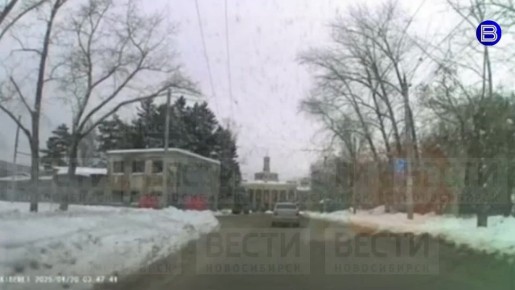 Кто виноват?. Подписчик «Вести Новосибирск» прислал нам в редакцию момент ДТП, снятый автомобильным регистратором его дочери, которая попала в аварию около Городского аэропорта