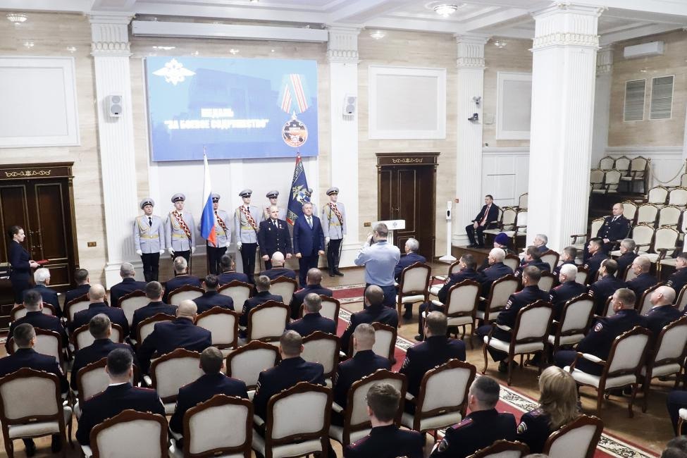 За мужество и героизм!. В День Конституции Председатель Законодательного Собрания Новосибирской области Андрей Шимкив принял участие в торжественном награждении сотрудников Главного управления МВД России За мужество и героизм!. В День Конституции Председатель Законодательного Собрания Новосибирской области Андрей Шимкив принял участие в торжественном награждении сотрудников Главного управления МВД России