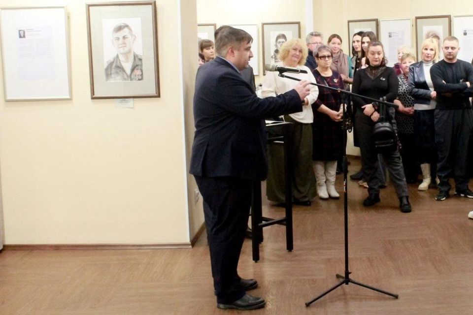 Героев родные глаза. Заместитель Председателя Законодательного Собрания Новосибирской области Роман Яковлев принял участие в открытии четвертого выставочного проекта, посвященного памяти погибших героев специальной военной...