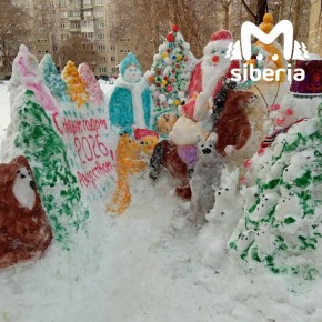 Пенсионерка из Новосибирска уже несколько лет радует весь двор новогодними украшениями