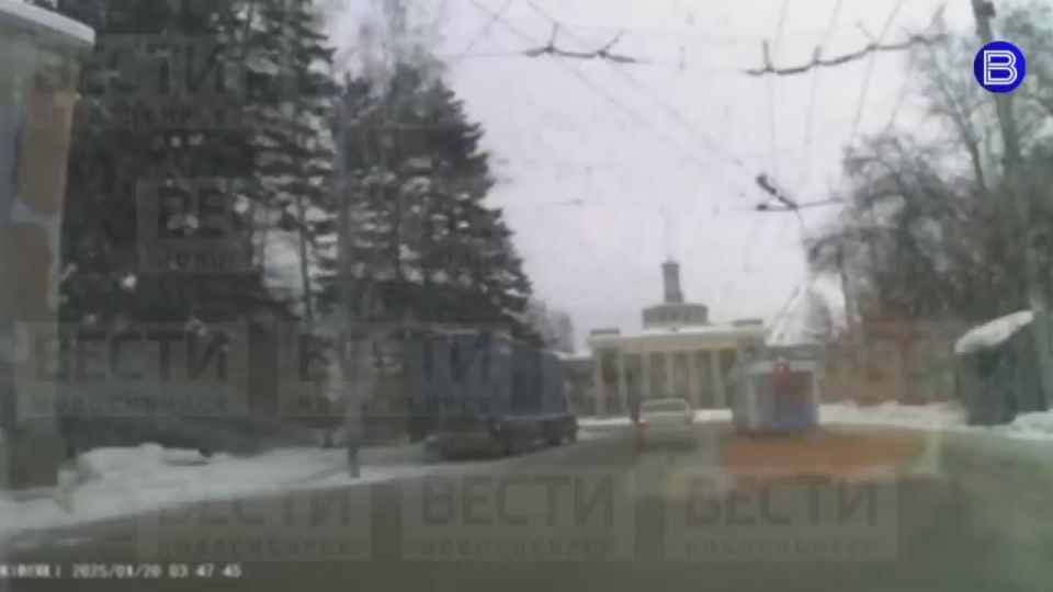 Кто виноват?. Подписчик «Вести Новосибирск» прислал нам в редакцию момент ДТП, снятый автомобильным регистратором его дочери, которая попала в аварию около Городского аэропорта