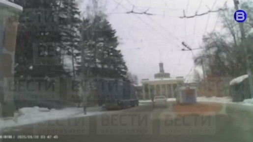 Кто виноват?. Подписчик «Вести Новосибирск» прислал нам в редакцию момент ДТП, снятый автомобильным регистратором его дочери, которая попала в аварию около Городского аэропорта