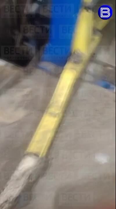 Жижа всё ещё течёт. Сброс жидкости неприятного запаха и цвета и неизвестного состава из коллектора продолжается в реку 1-я Ельцовка в Новосибирске