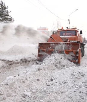 Горы снега намело на Родниках: как дорожники борются с сугробами