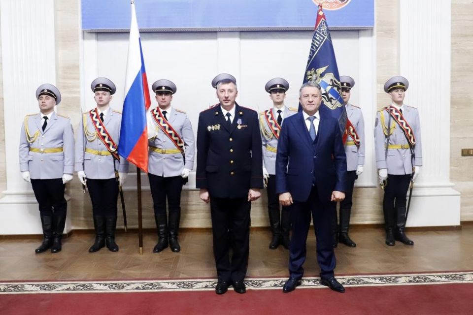 За мужество и героизм!. В День Конституции Председатель Законодательного Собрания Новосибирской области Андрей Шимкив принял участие в торжественном награждении сотрудников Главного управления МВД России