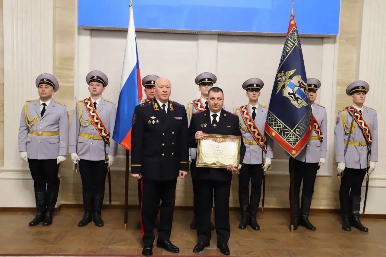 В День Конституции в Правительстве Новосибирской области вручили награды сотрудникам полиции В День Конституции в Правительстве Новосибирской области вручили награды сотрудникам полиции