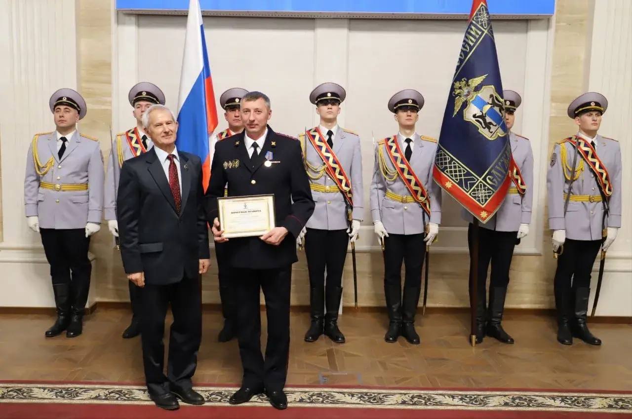 В День Конституции в Правительстве Новосибирской области вручили награды сотрудникам полиции В День Конституции в Правительстве Новосибирской области вручили награды сотрудникам полиции