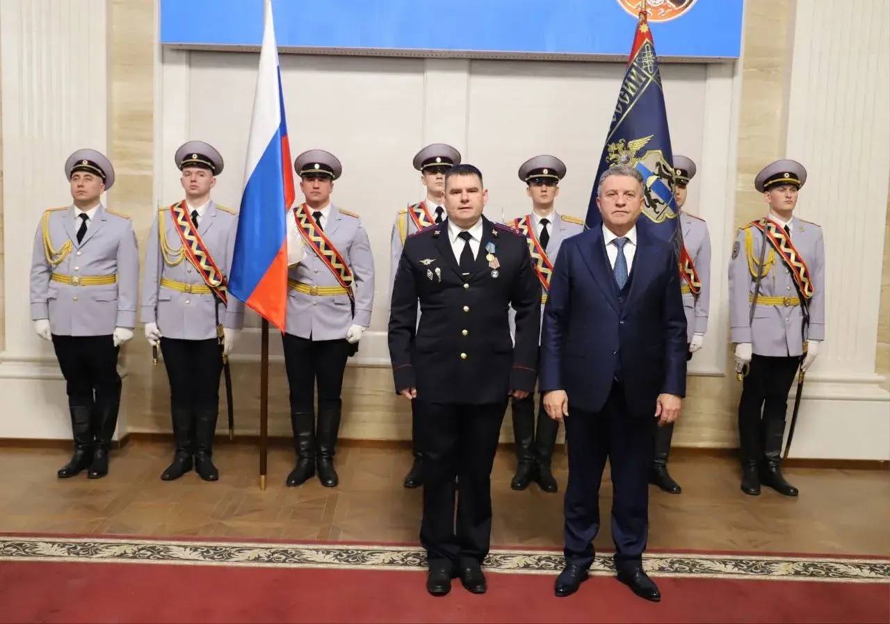 В День Конституции в Правительстве Новосибирской области вручили награды сотрудникам полиции В День Конституции в Правительстве Новосибирской области вручили награды сотрудникам полиции
