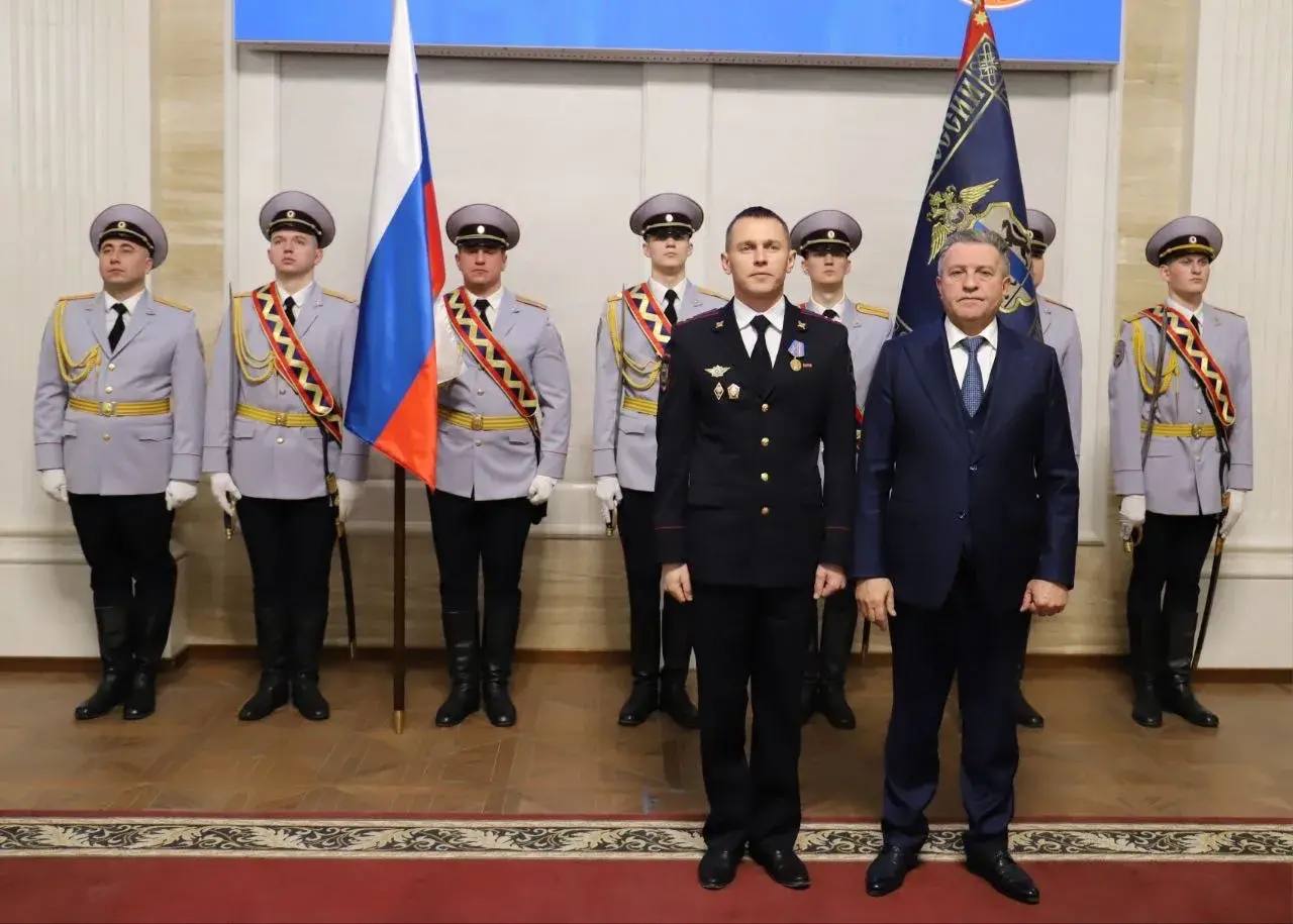 В День Конституции в Правительстве Новосибирской области вручили награды сотрудникам полиции В День Конституции в Правительстве Новосибирской области вручили награды сотрудникам полиции