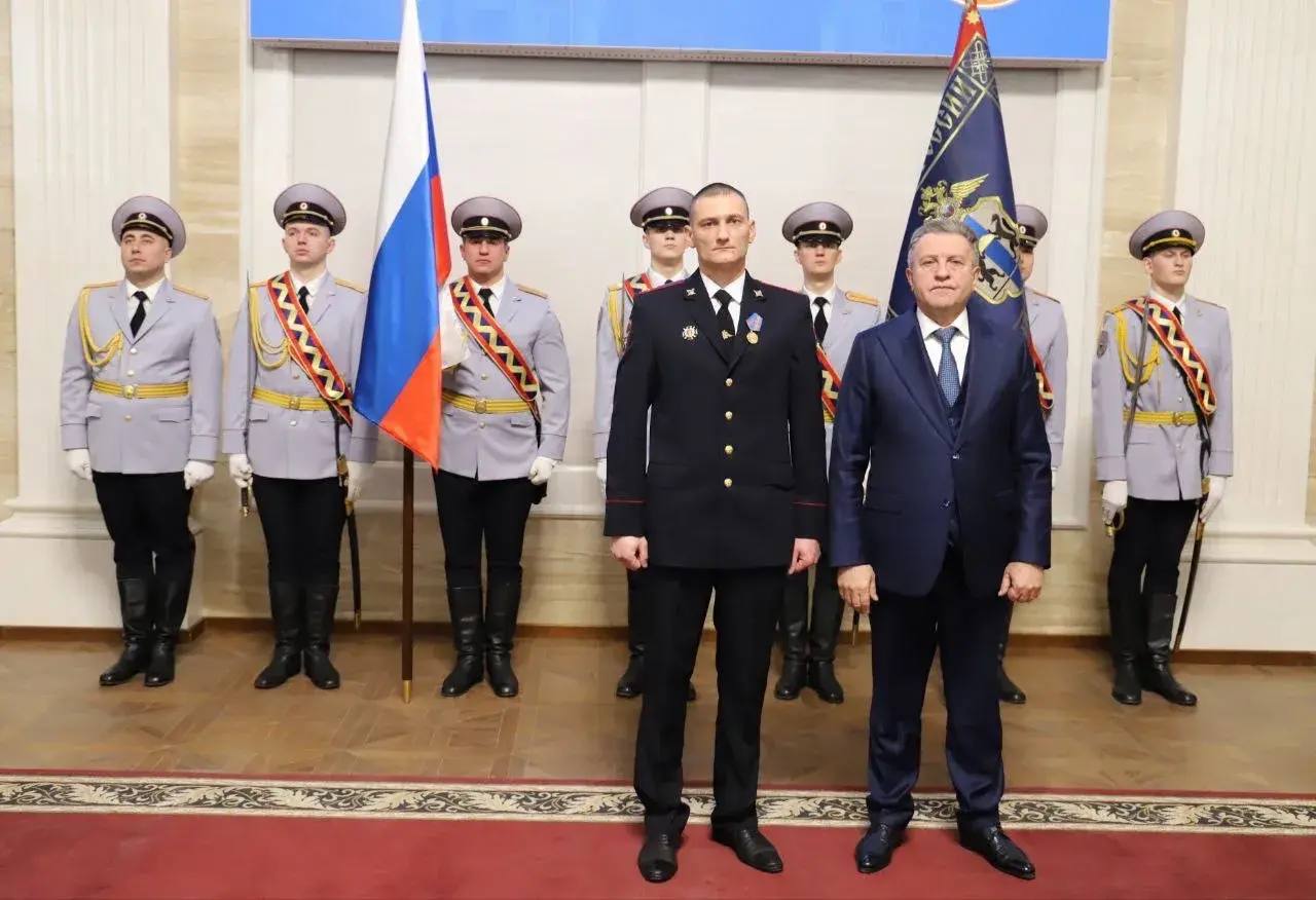 В День Конституции в Правительстве Новосибирской области вручили награды сотрудникам полиции В День Конституции в Правительстве Новосибирской области вручили награды сотрудникам полиции