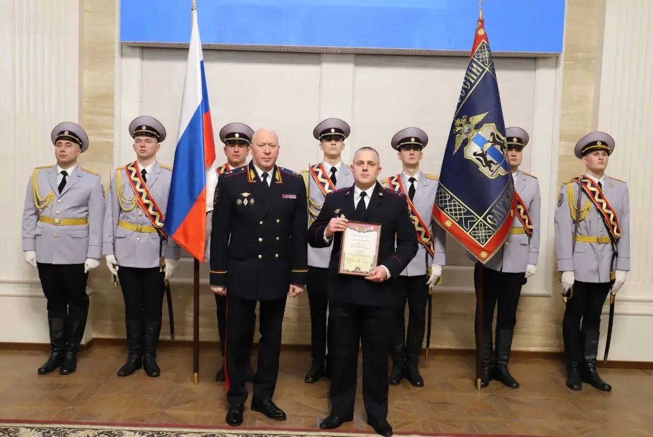 В День Конституции в Правительстве Новосибирской области вручили награды сотрудникам полиции В День Конституции в Правительстве Новосибирской области вручили награды сотрудникам полиции