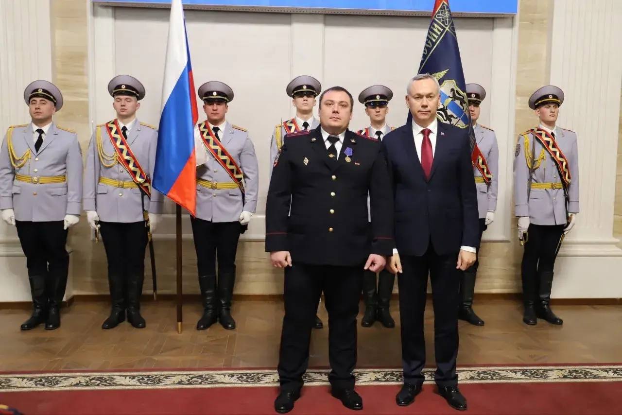 В День Конституции в Правительстве Новосибирской области вручили награды сотрудникам полиции В День Конституции в Правительстве Новосибирской области вручили награды сотрудникам полиции