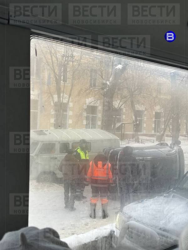 Перевёртыш на дороге. 14 декабря на перекрёстке улиц Титова и Петропавловской в Новосибирске чёрный минивэн Honda на скорости влетел в бетонные блоки и перевернулся