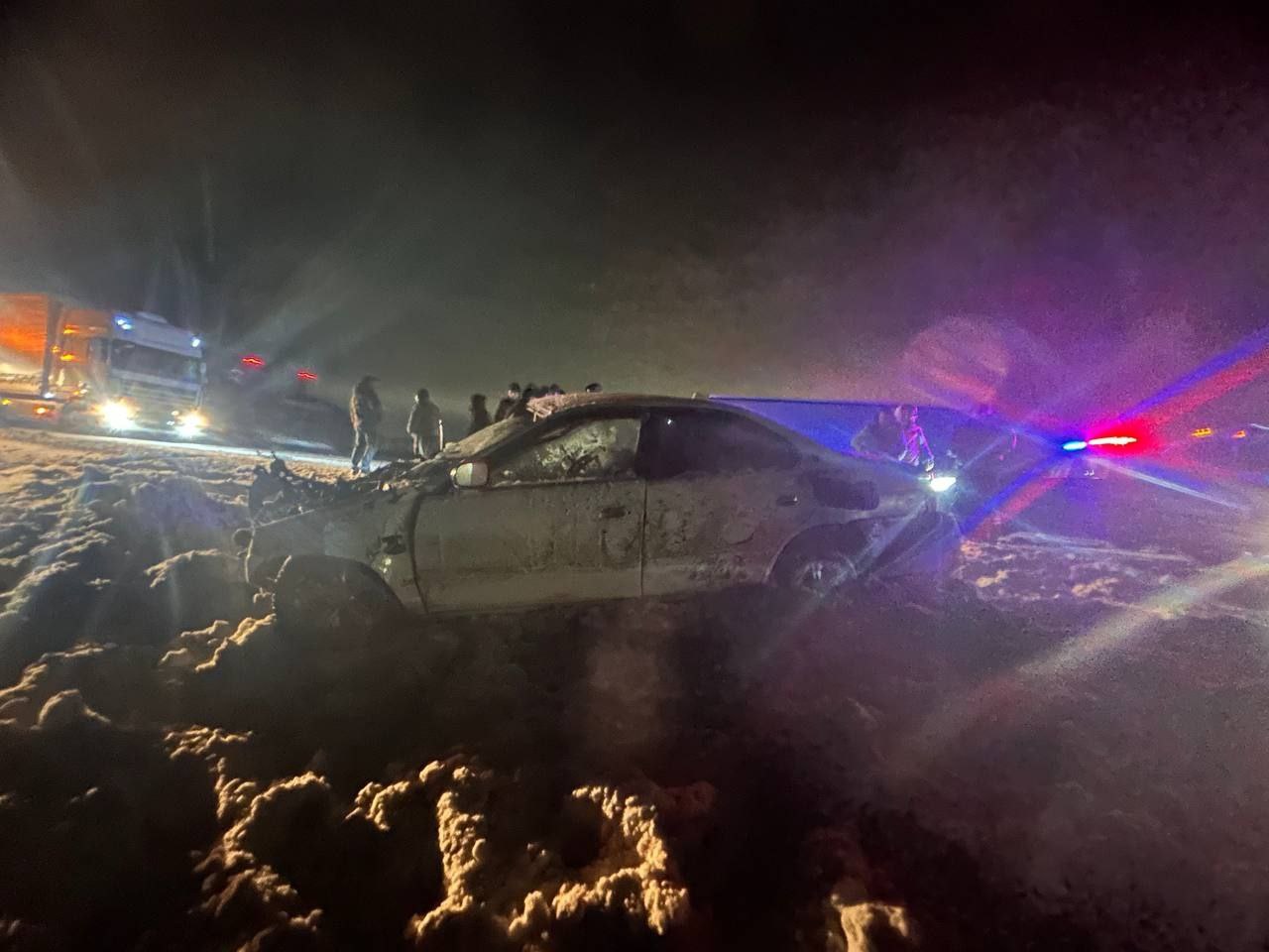 Сотрудники Госавтоинспекции устанавливают обстоятельства смертельного дорожно-транспортного происшествия Сотрудники Госавтоинспекции устанавливают обстоятельства смертельного дорожно-транспортного происшествия