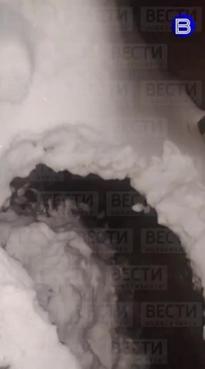 Подмыло фундамент. Наши подписчики сообщают, что сбросы коллекторных вод в районе улицы Шорной в Новосибирске продолжаются - уже страдают строения