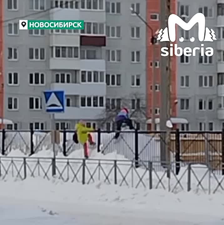 Родители самостоятельно чистят каток у новосибирской школы № 141