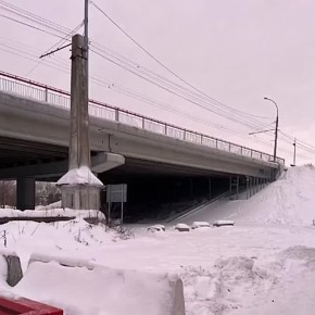 17-летняя девочка упала с моста через Тулу в Новосибирске