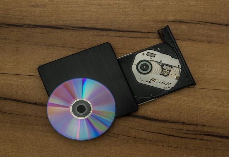 Выбрасываете старые CD-диски? Вот как они могут спасти ваш огород от птиц