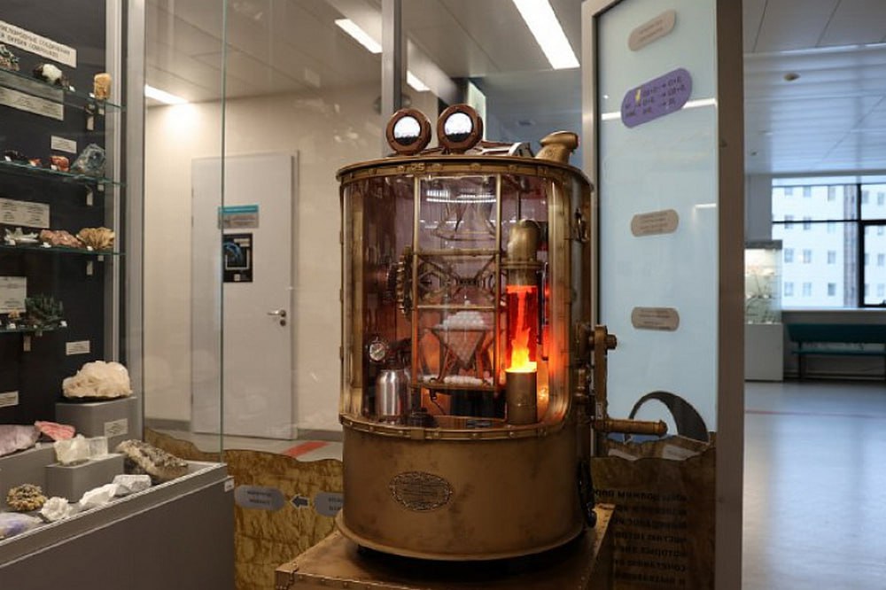 Экспонат в стиле стимпанк для выращивания кристаллов сделали в НГУ