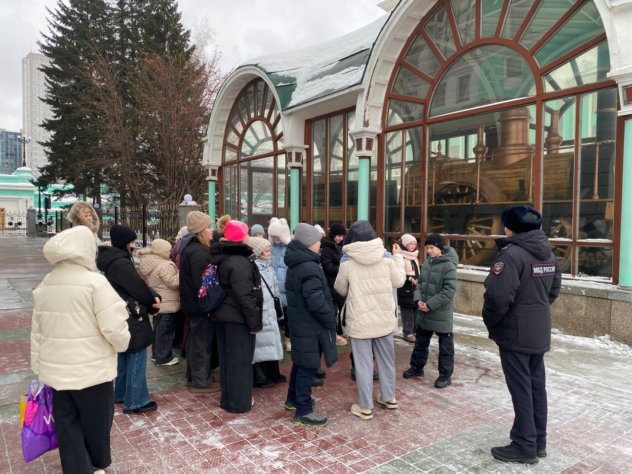Транспортная полиция Новосибирска провела предновогоднюю экскурсию для школьников Транспортная полиция Новосибирска провела предновогоднюю экскурсию для школьников