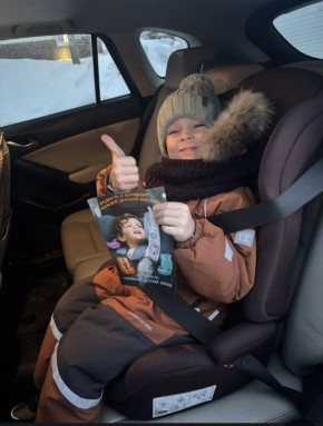 Госавтоинспекция города Новосибирска совместно с отрядом ЮИД, родительским патрулем и полицейским Дедом Морозом провели профилактическую акцию "Ребенок - главный пассажир!"