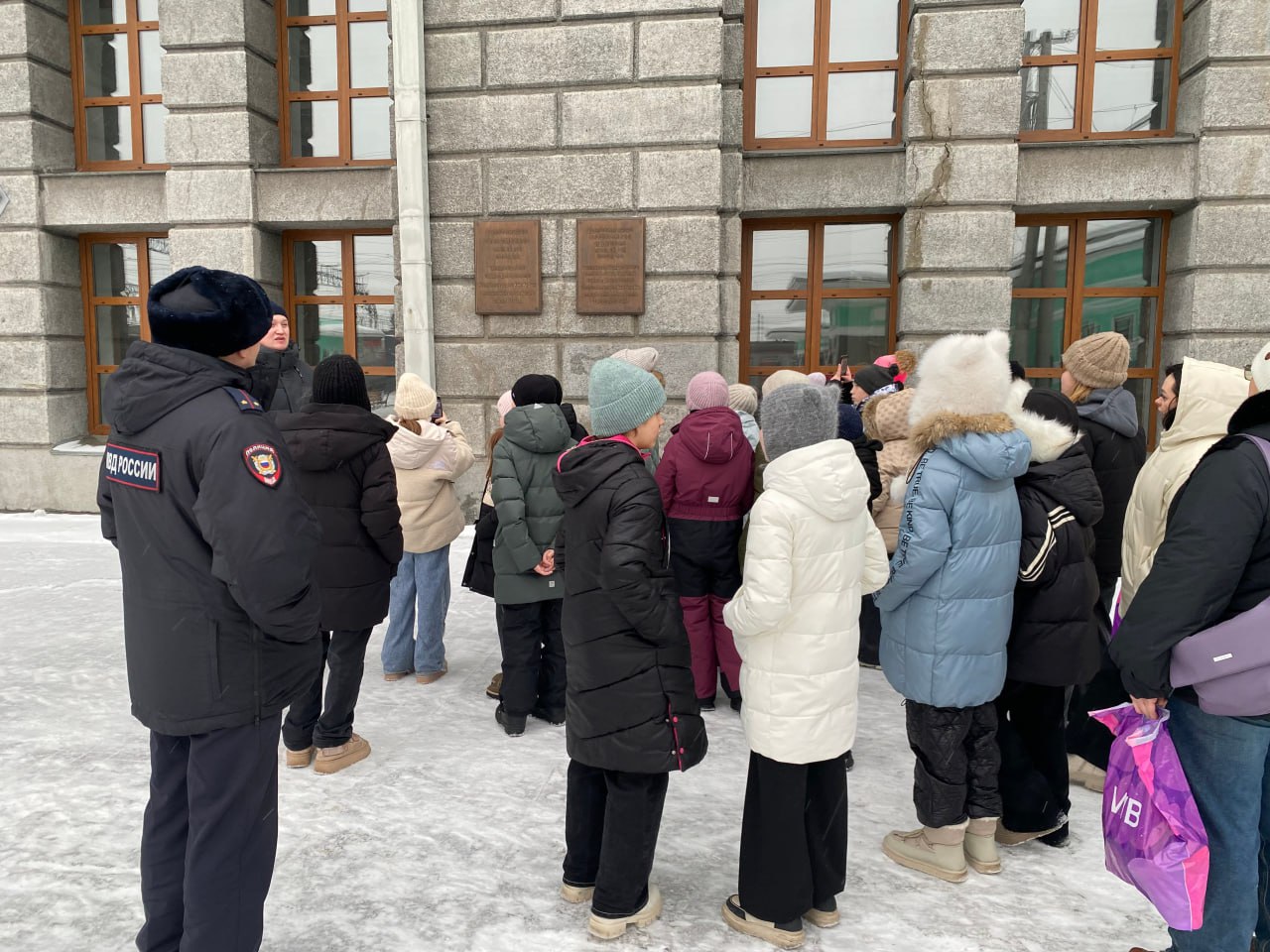 Транспортная полиция Новосибирска провела предновогоднюю экскурсию для школьников Транспортная полиция Новосибирска провела предновогоднюю экскурсию для школьников