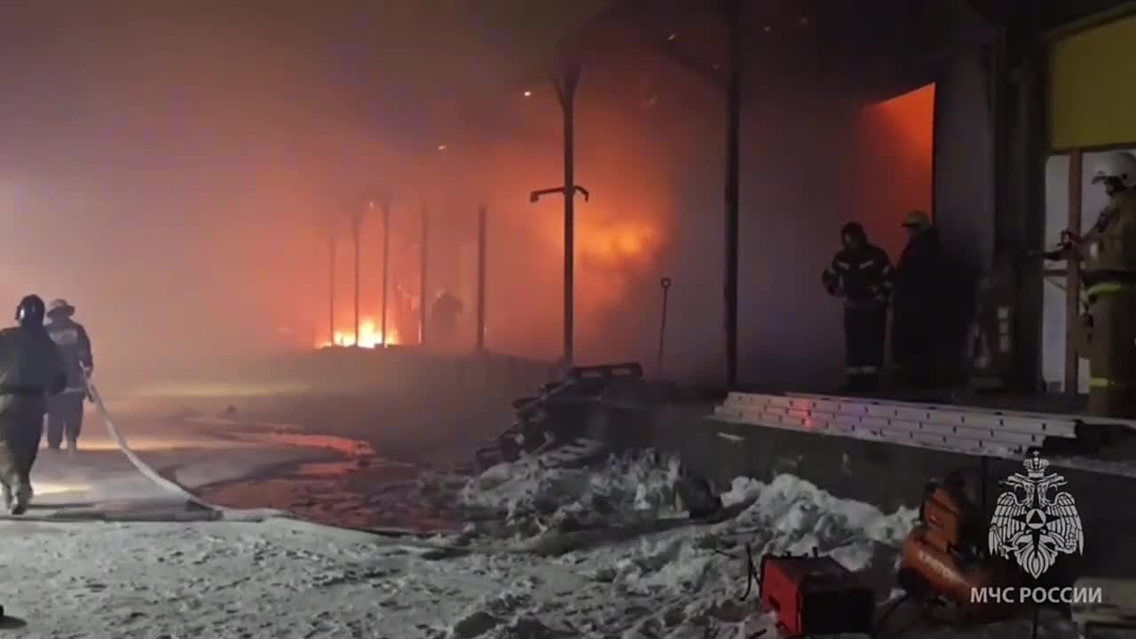 Большой пожар. В Новосибирске ночью загорелся склад