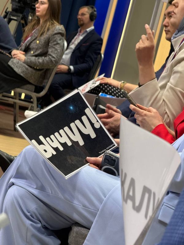 «Ыччуу» и «код зла» — журналисты на прямой линии с президентом соревнуются в оригинальности табличек