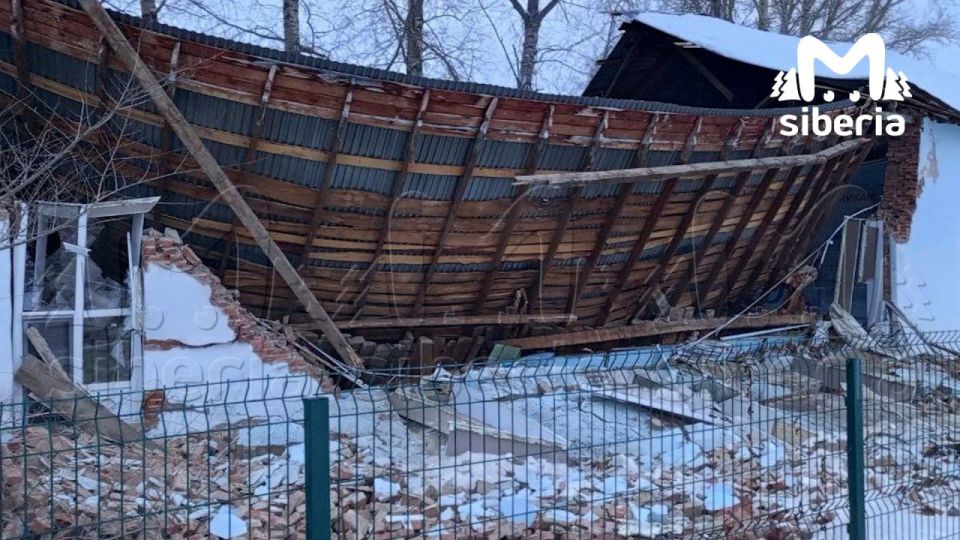 Детская спортшкола обрушилась в Новосибирской области