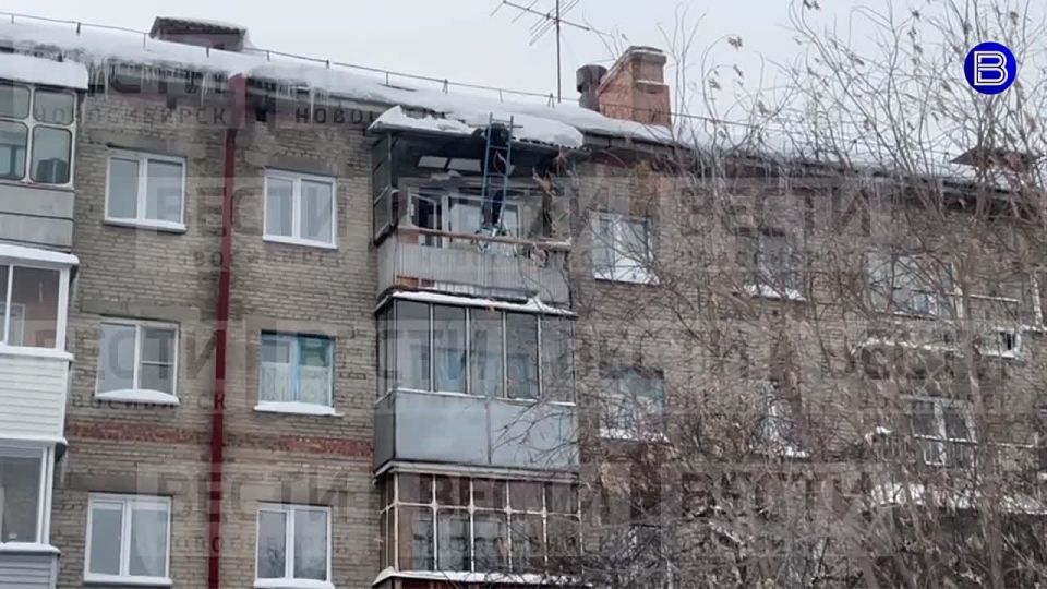 Слабоумие и отвага. В Новосибирске беспечный житель одного из домов на улице Римского-Корсакова чистил козырёк своего балкона, рискуя жизнью