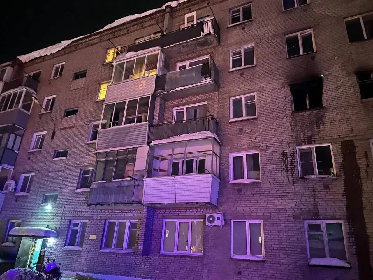 Сотрудники МЧС России подарили первого мишку-спасателя спасенному ребенку на пожаре Сотрудники МЧС России подарили первого мишку-спасателя спасенному ребенку на пожаре