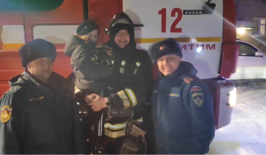 Сотрудники МЧС России подарили первого мишку-спасателя спасенному ребенку на пожаре