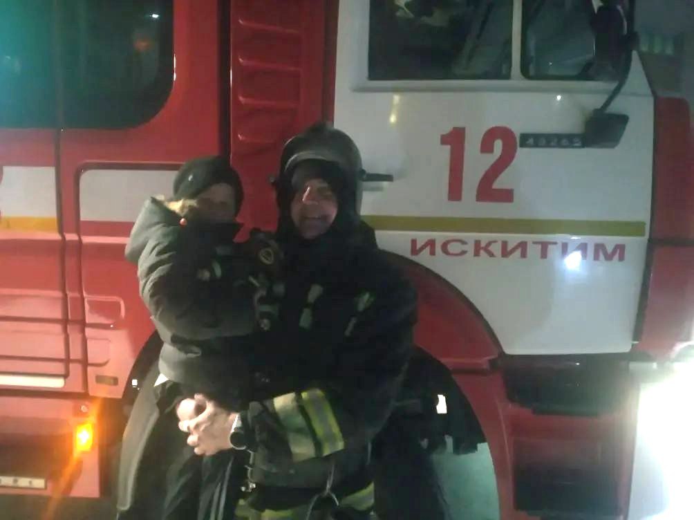 Сотрудники МЧС России подарили первого мишку-спасателя спасенному ребенку на пожаре Сотрудники МЧС России подарили первого мишку-спасателя спасенному ребенку на пожаре