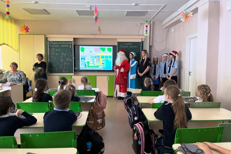 В городе Новосибирске сотрудники Госавтоинспекции и отряд ЮИД приняли участие во Всероссийской акции «Полицейский Дед Мороз!» Сотрудники Госавтоинспекции города Новосибирска в рамках Всероссийской акции «Полицейский Дед... В городе Новосибирске сотрудники Госавтоинспекции и отряд ЮИД приняли участие во Всероссийской акции «Полицейский Дед Мороз!» Сотрудники Госавтоинспекции города Новосибирска в рамках Всероссийской акции «Полицейский Дед...