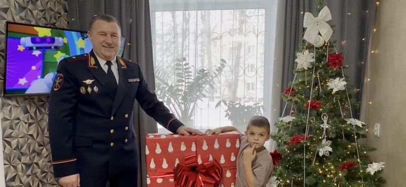 Заместитель начальника ГУ МВД России по Новосибирской области — начальник полиции Константин Гаврин принял участие во Всероссийской благотворительной акции «Елка желаний»