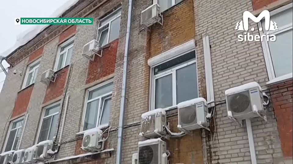 Жилой дом полностью покрылся льдом в Искитиме