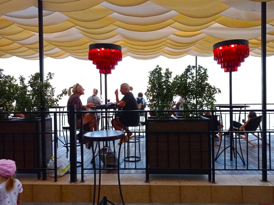 Женщины у моря: стиль, атмосфера и яркие моменты бархатного сезона