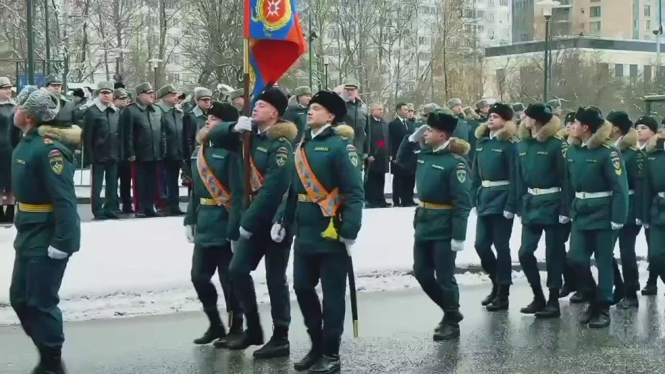 В день 35-летия МЧС России торжественные церемонии возложения цветов к памятникам состоялись во всех регионах