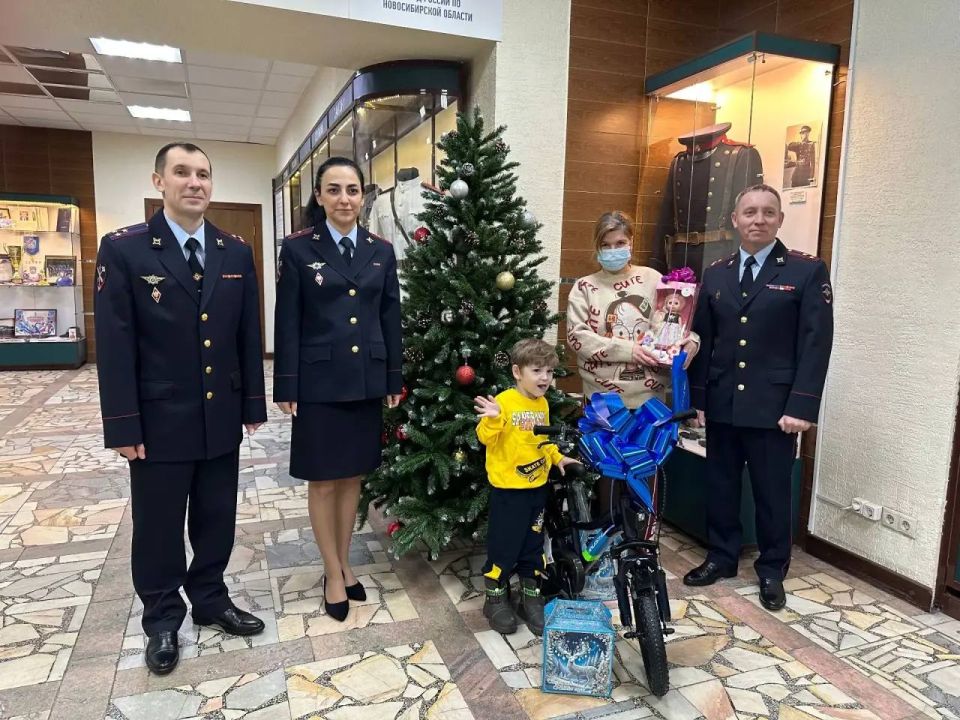 В Новосибирске сотрудники полиции присоединились ко Всероссийской акции «Елка желаний»