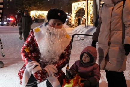 В рамках Всероссийской акции «Полицейский Дед Мороз» сотрудники Госавтоинспекции провели танцевальный флешмоб