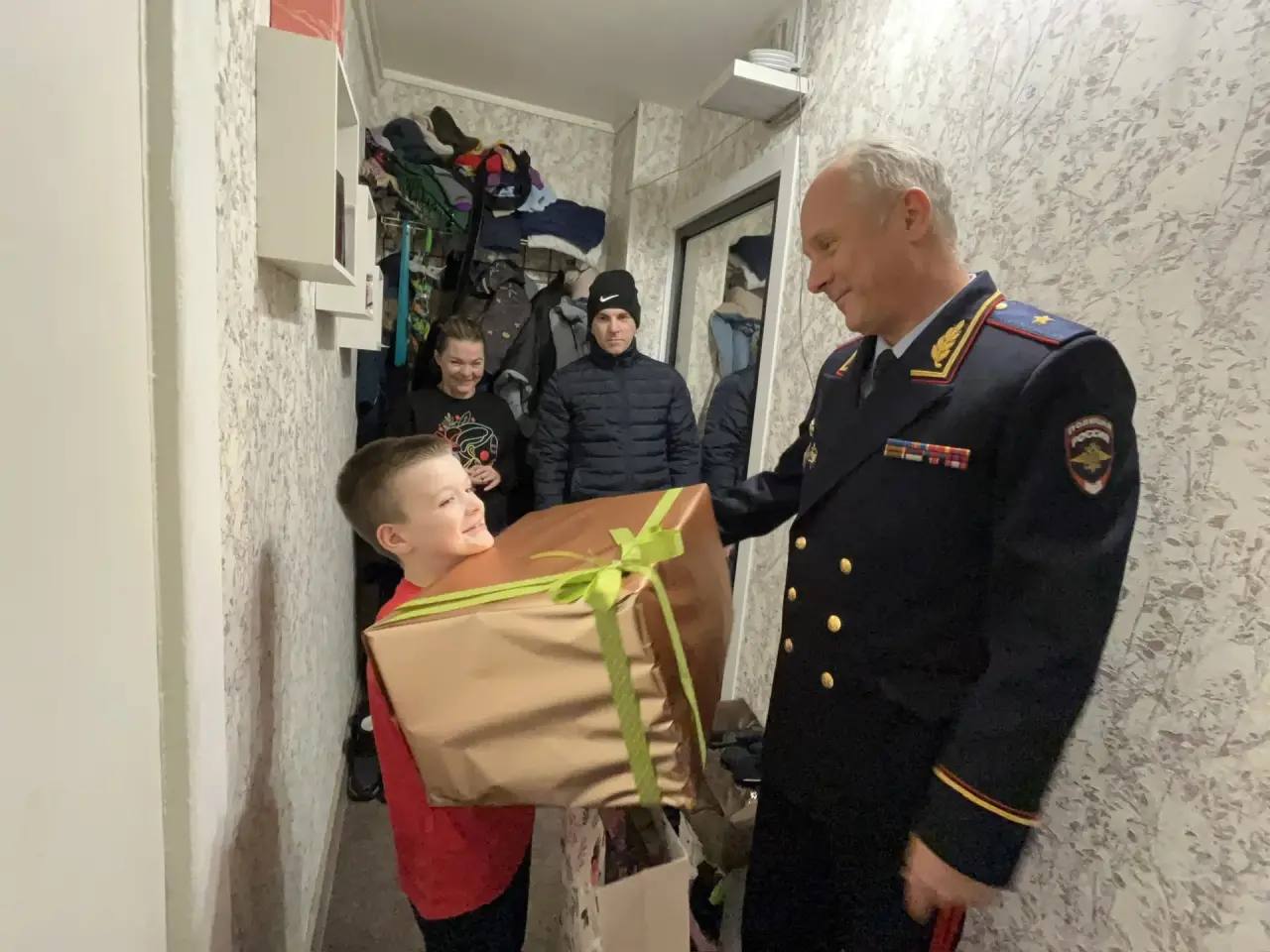 Заместитель начальника ГУ МВД России по Новосибирской области по вопросам гражданства и регистрации иностранных граждан Кирилл Травин принял участие во Всероссийской новогодней акции «Полицейский Дед Мороз» Заместитель начальника ГУ МВД России по Новосибирской области по вопросам гражданства и регистрации иностранных граждан Кирилл Травин принял участие во Всероссийской новогодней акции «Полицейский Дед Мороз»