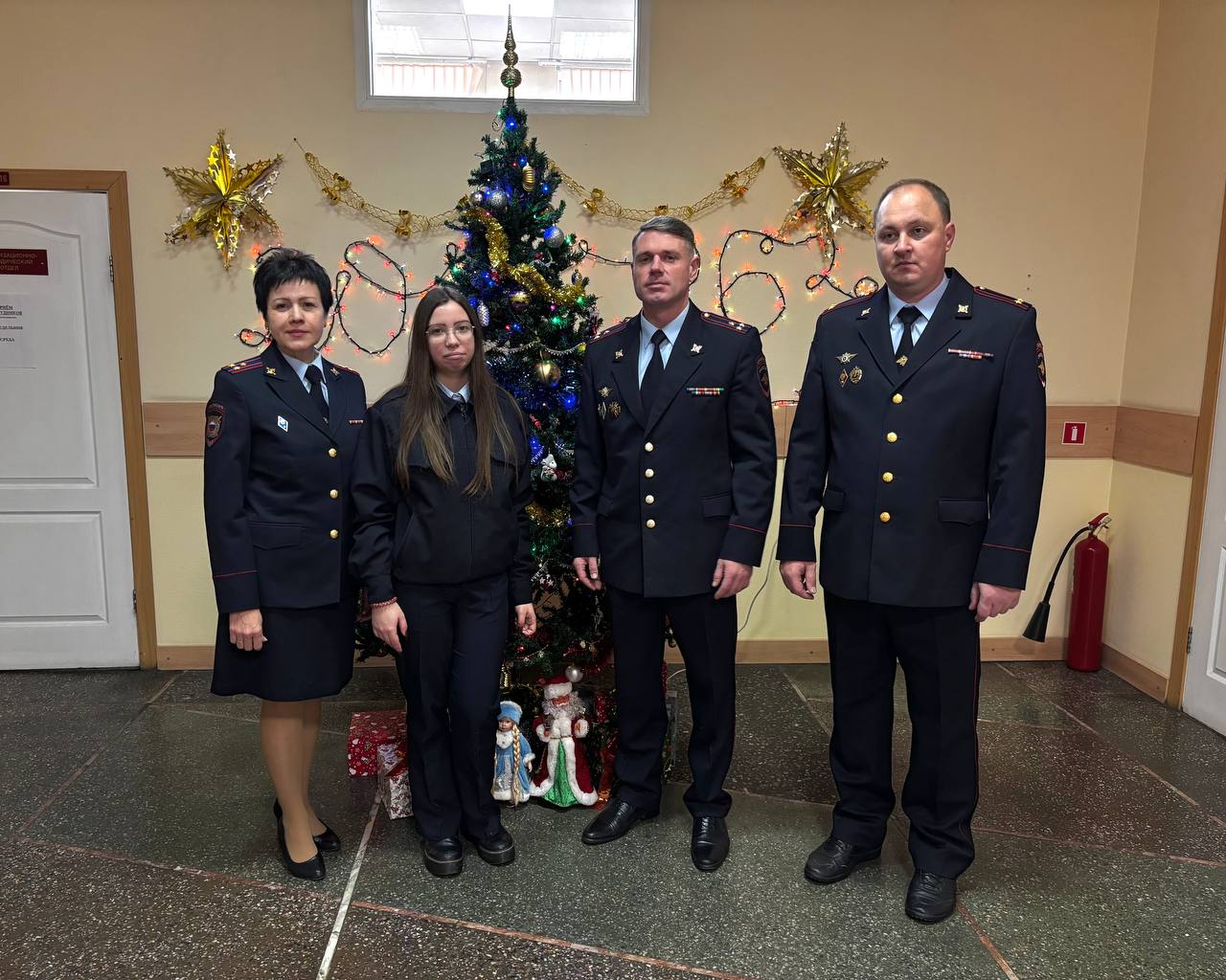 Накануне, 25 декабря начальник ГУ МВД России по Новосибирской области генерал-лейтенант полиции Андрей Кульков принял участие во Всероссийской благотворительной акции «Елка желаний» Накануне, 25 декабря начальник ГУ МВД России по Новосибирской области генерал-лейтенант полиции Андрей Кульков принял участие во Всероссийской благотворительной акции «Елка желаний»