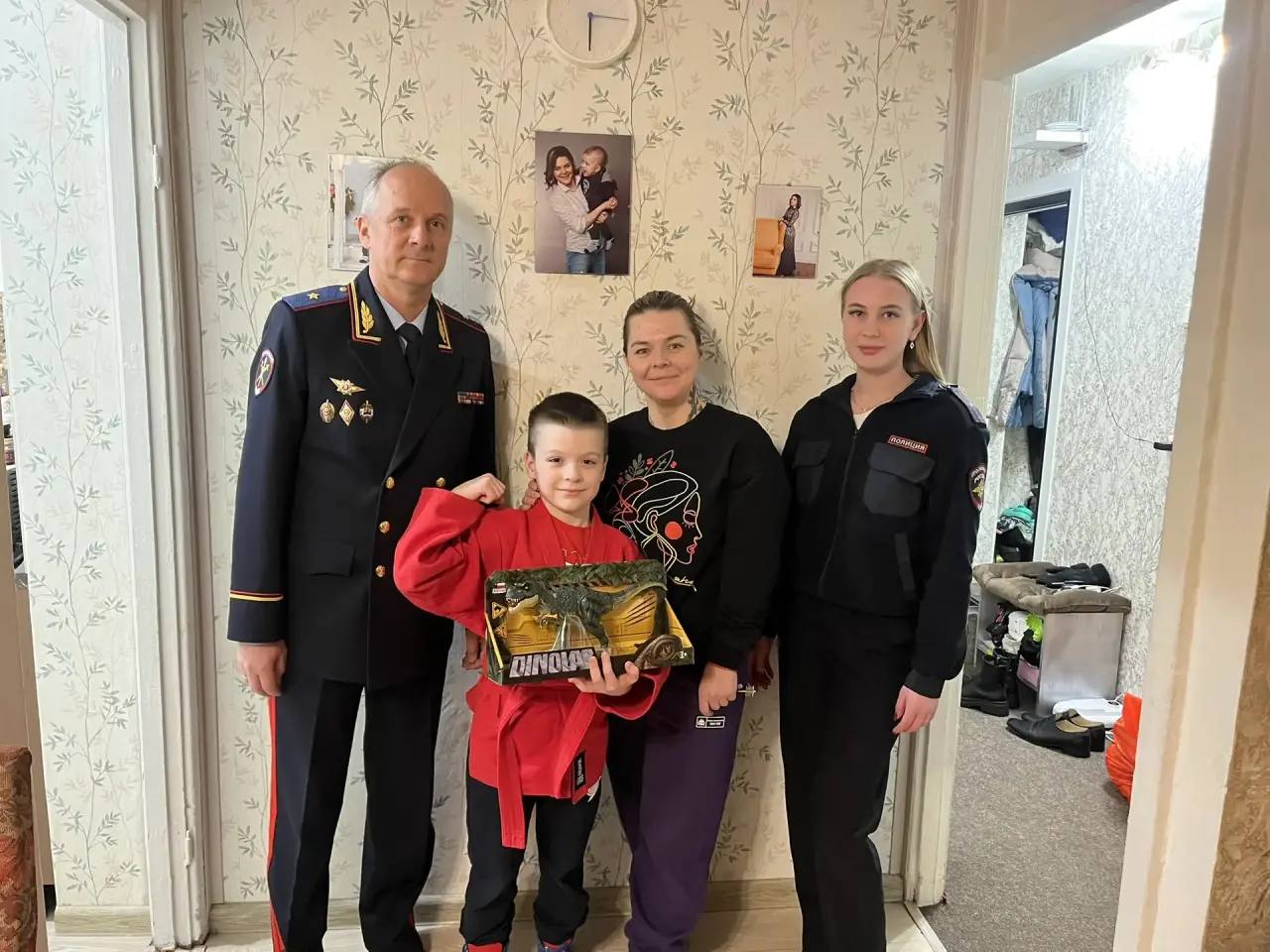 Заместитель начальника ГУ МВД России по Новосибирской области по вопросам гражданства и регистрации иностранных граждан Кирилл Травин принял участие во Всероссийской новогодней акции «Полицейский Дед Мороз»