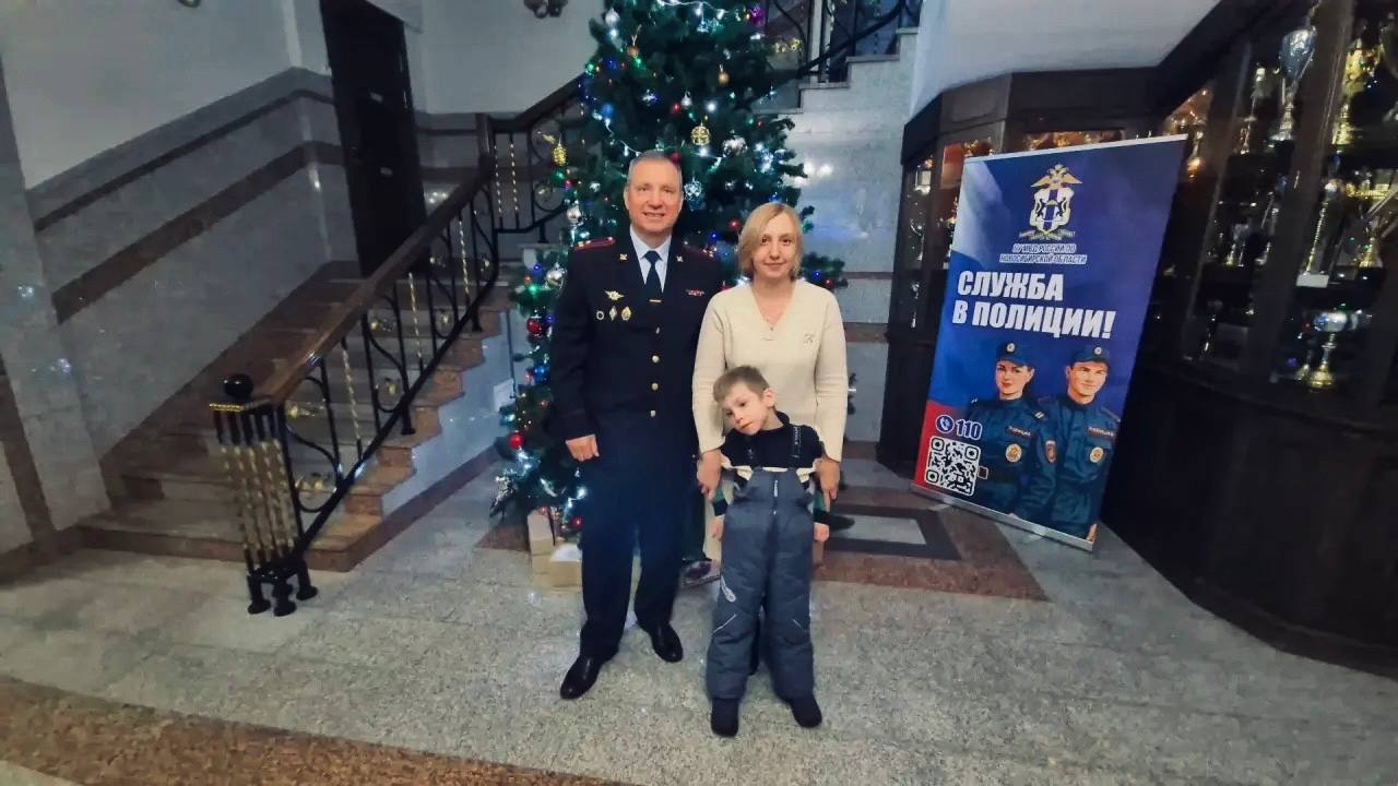 Сотрудники ГУ МВД России по Новосибирской области приняли участие во Всероссийской благотворительной акции «Елка желаний» Сотрудники ГУ МВД России по Новосибирской области приняли участие во Всероссийской благотворительной акции «Елка желаний»