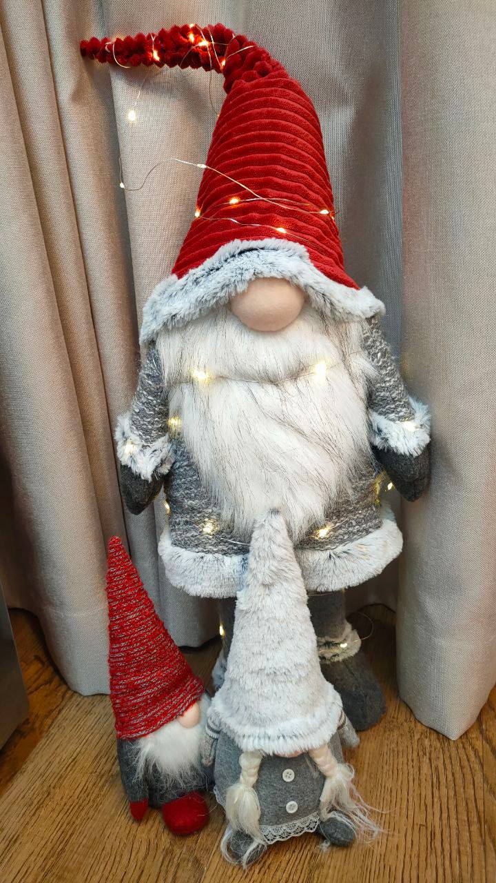 Ёлки наряжены, гирлянды подмигивают огоньками, подарки упакованы, столы накрыты, мандаринами пахнет Ёлки наряжены, гирлянды подмигивают огоньками, подарки упакованы, столы накрыты, мандаринами пахнет