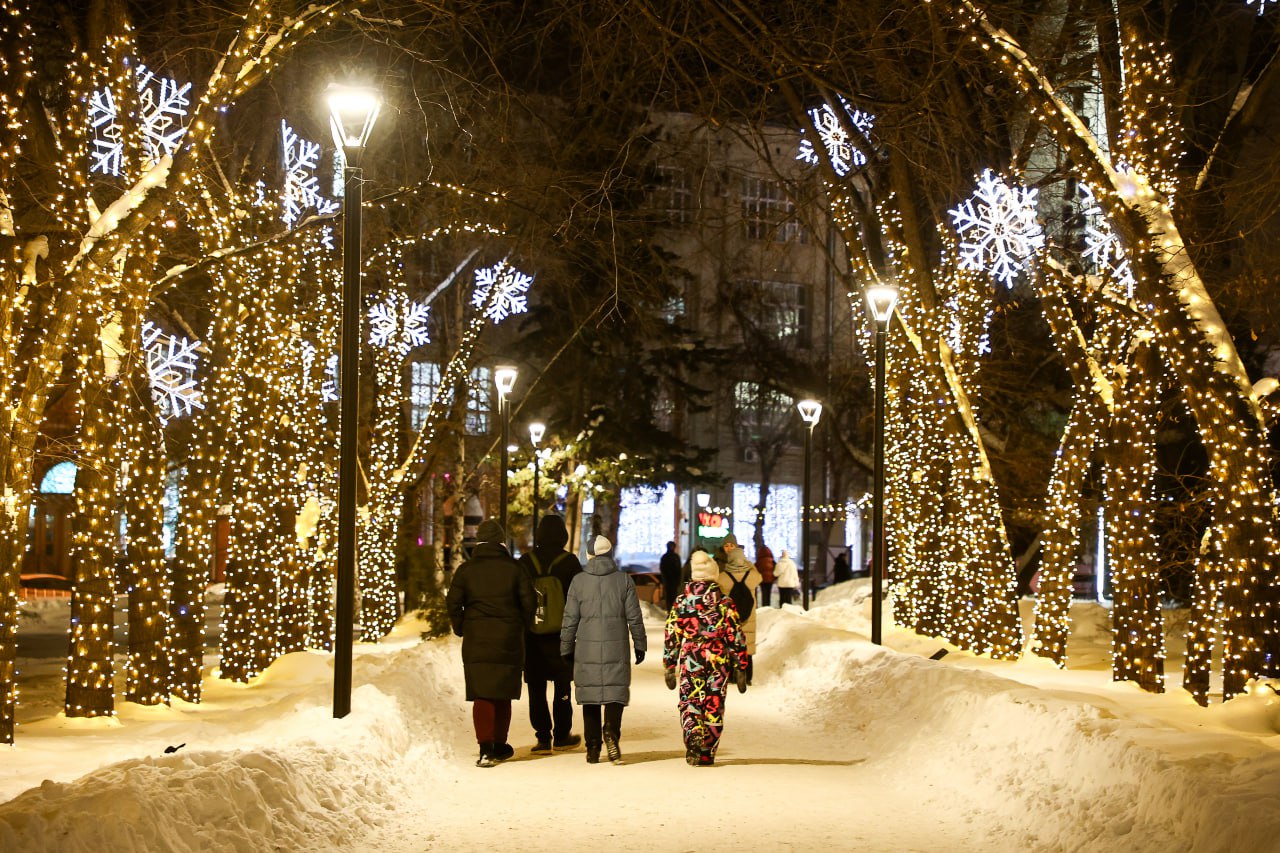 Заключительная погодная сводка 2025 года удивляет: 31 декабря в Новосибирске днём ожидается –2°...–1°. И даже ночью температура останется такой же. А значит, можно долго гулять и не бояться замёрзнуть