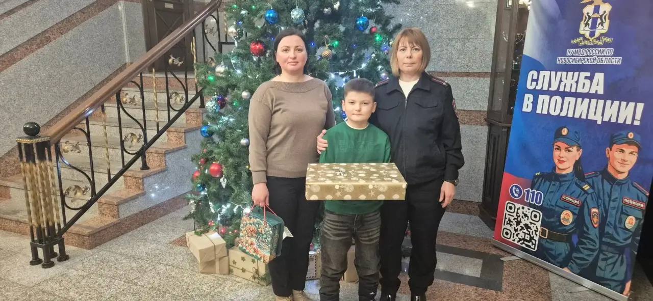 Сотрудники ГУ МВД России по Новосибирской области приняли участие во Всероссийской благотворительной акции «Елка желаний» Сотрудники ГУ МВД России по Новосибирской области приняли участие во Всероссийской благотворительной акции «Елка желаний»