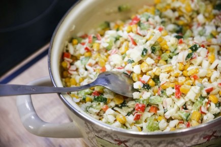 Новосибирцев призвали не хранить новогодние салаты долго